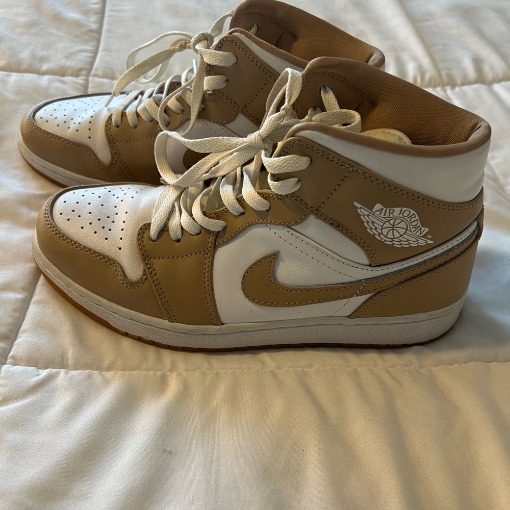Air Jordan 1 Mid Hemp Tan 554724-271 Men’s Size 8/ Women’s Size 9.5